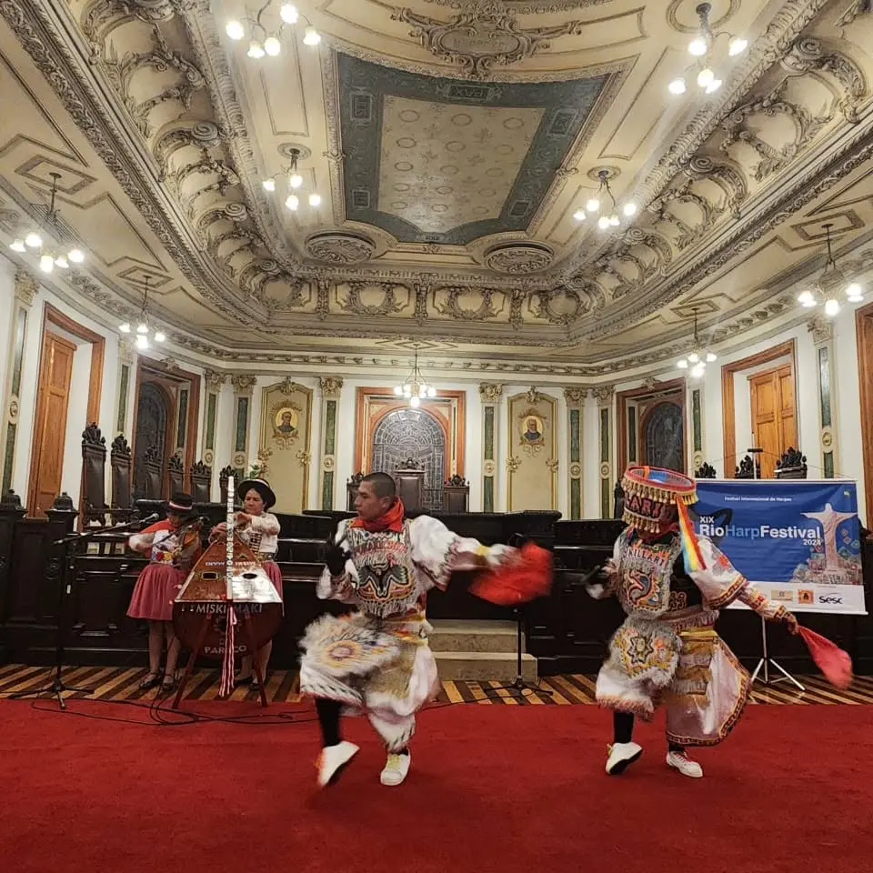 Danzantes de tijeras realizando su presentación junto a sus músicos