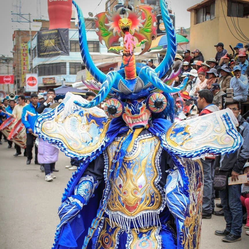 Dançarino percorrendo as ruas de Puno na festa da Virgem de Candelária