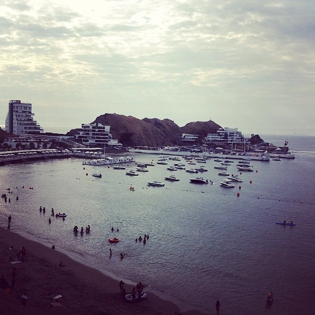 Banhistas aproveitando a praia de Embajadores