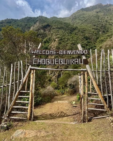 Porta de madeira com as boas-vindas ao complexo arqueológico de Choquequirao