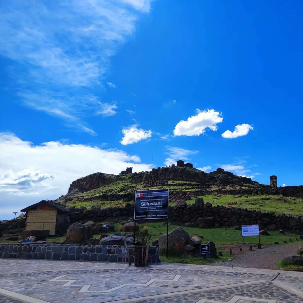 Entrada de boas-vindas ao Complexo Arqueológico de Sillustani