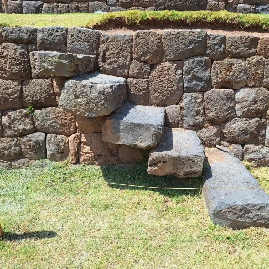 Escadas nas muralhas do complexo arqueológico de Tipón