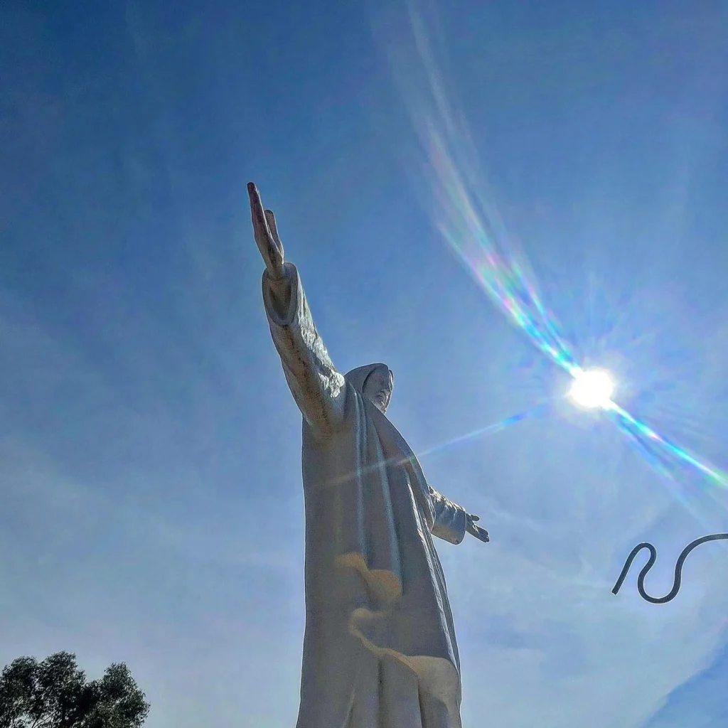 Estátua do Cristo Branco na colina de Pukamoqo, na cidade de Cusco