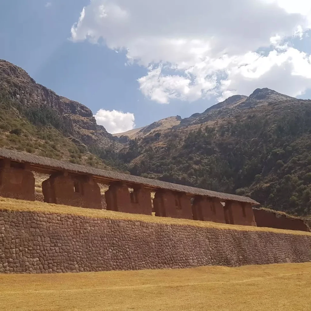 Ruínas de Huchuy Qosqo na estação seca