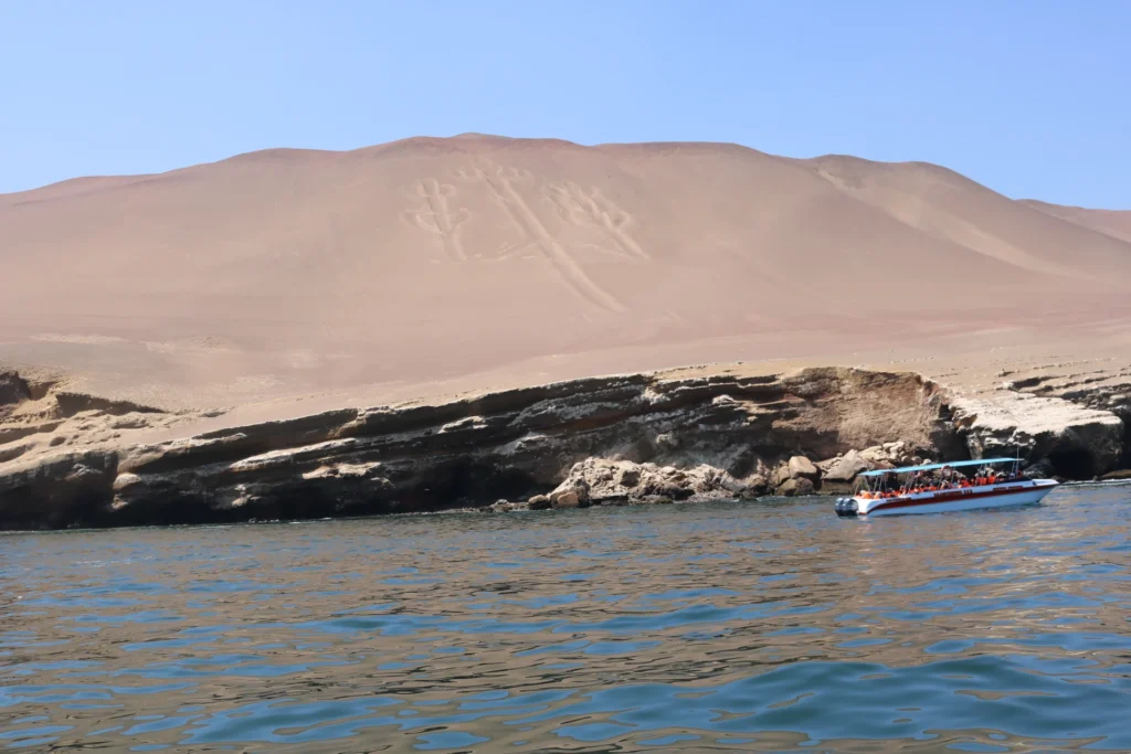 Figura del Candelabro en la arena de la Reserva Nacional de Paracas