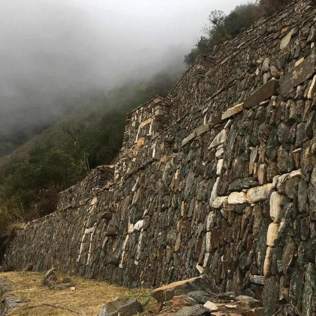 Figuras de lhamas nos terraços do complexo arqueológico de Choquequirao