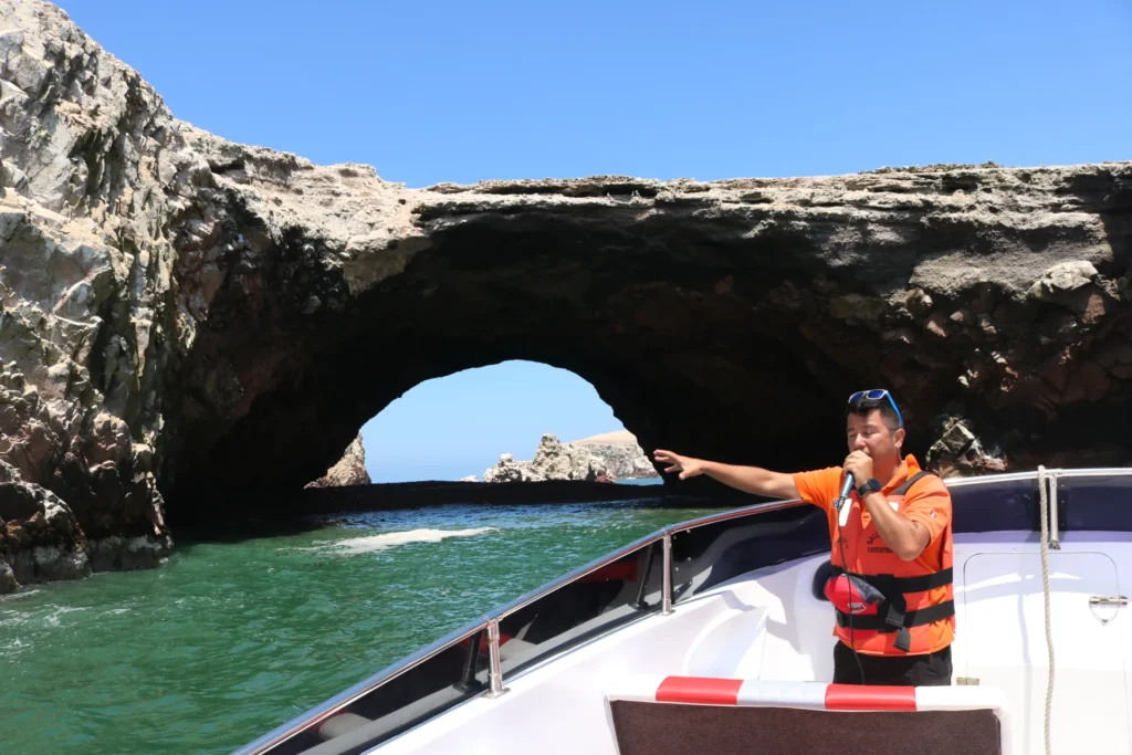 Guía con sus implementos necesarios para el paseo en bote por la Reserva Nacional de Paracas