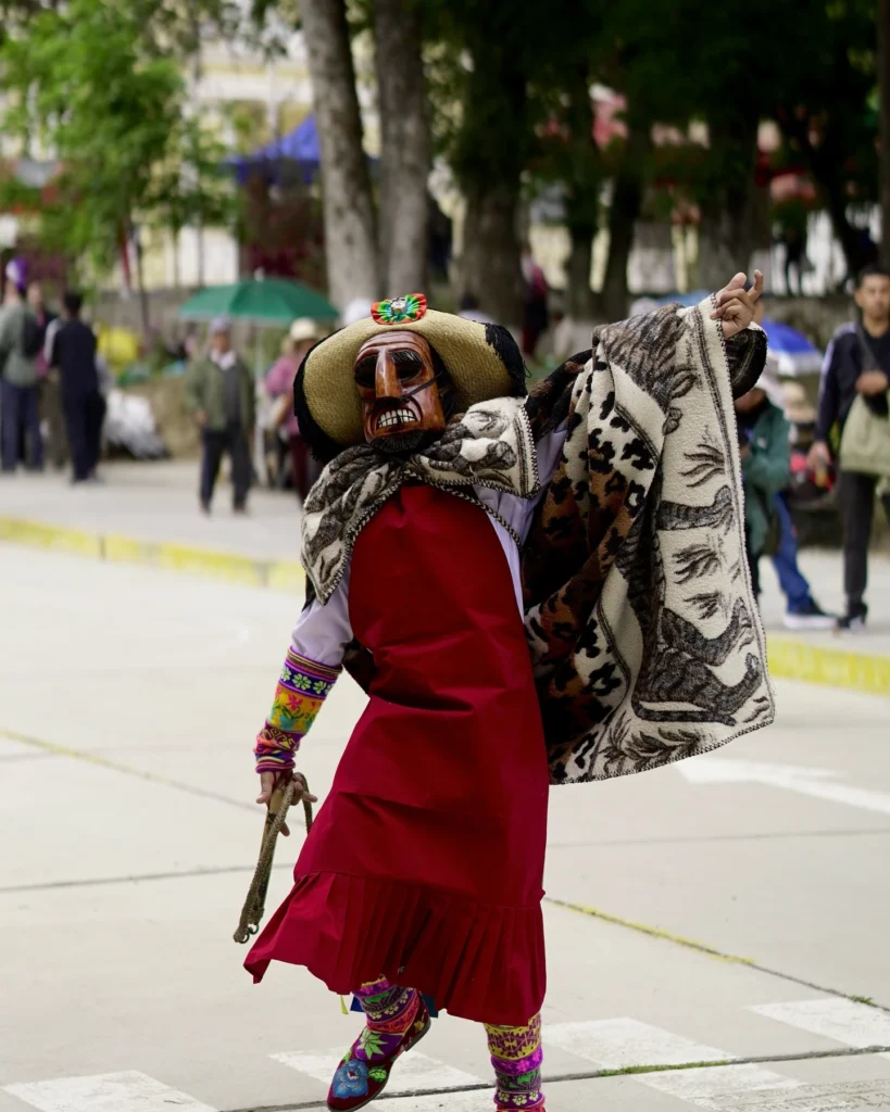 Hombre con su disfraz y mascara representando la Huaconada