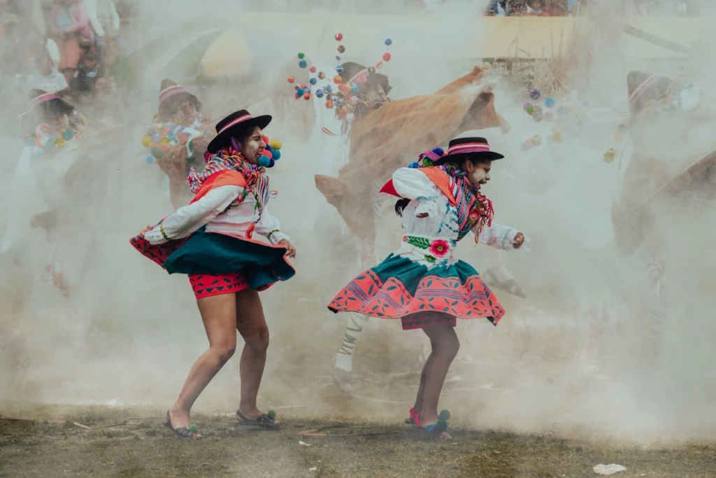 Mujeres danzantes con su vestimenta bailando el Huayno