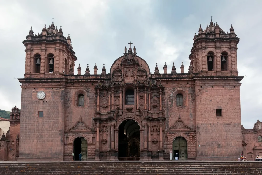 A bela vista da Catedral de Cusco na Plaza de Armas