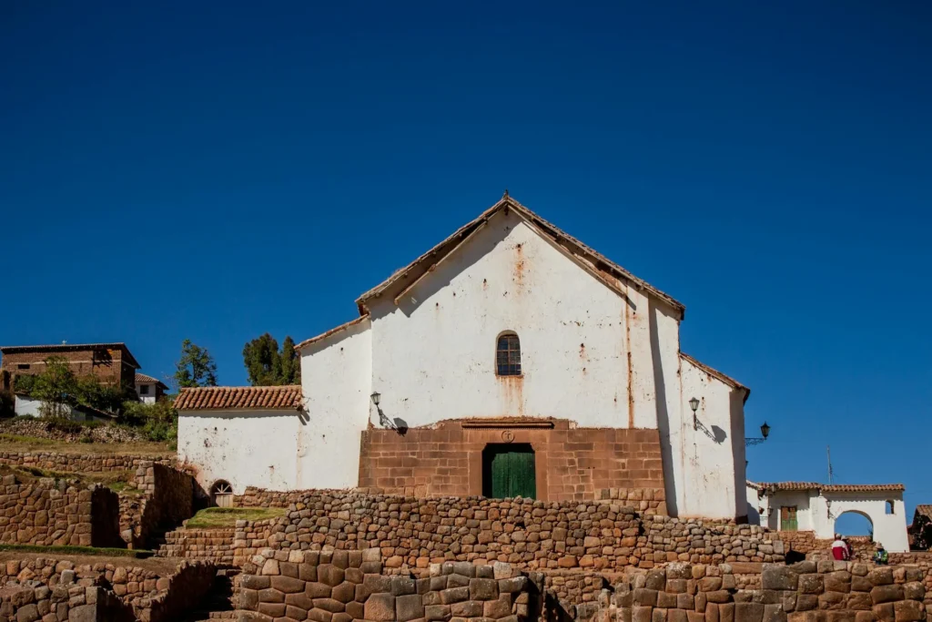 Igreja colonial do centro arqueológico de Chinchero