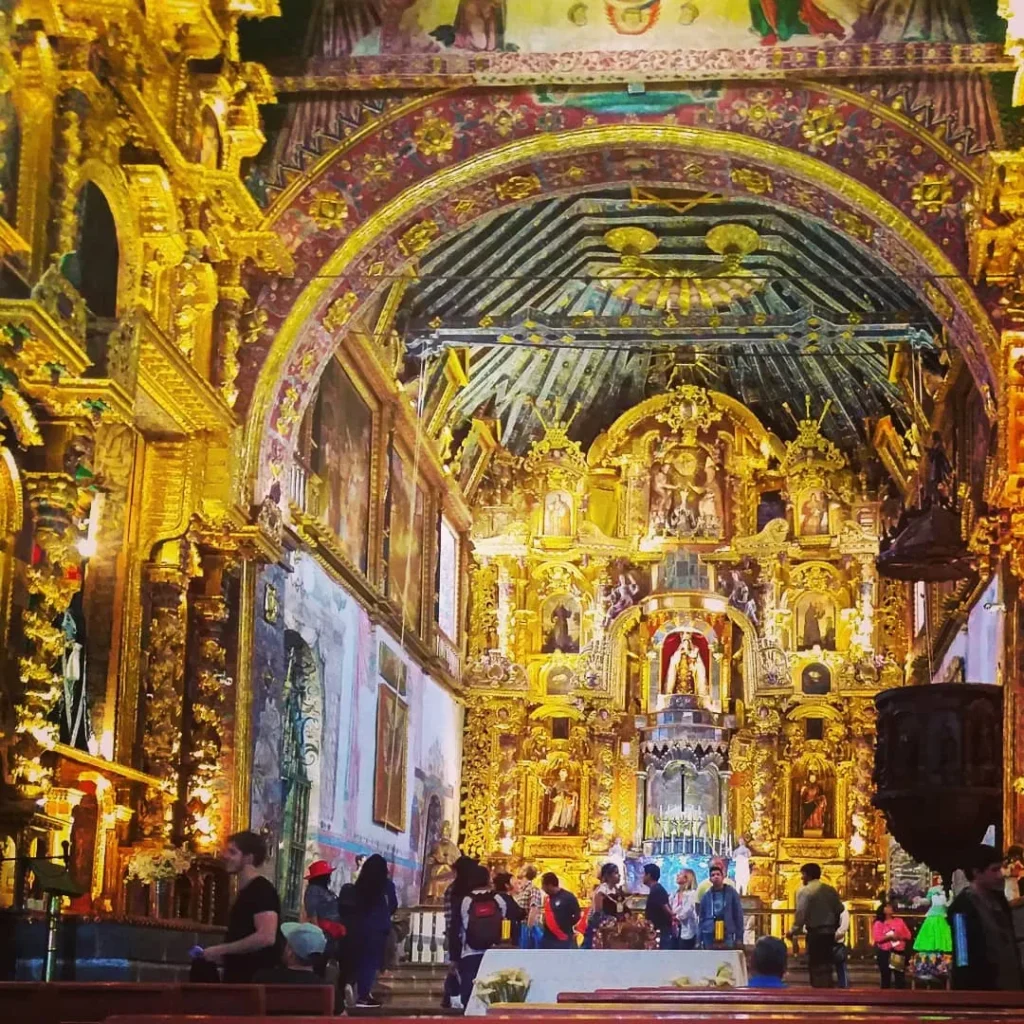 Arte colonial no interior da igreja São Pedro Apóstolo de Andahuaylillas