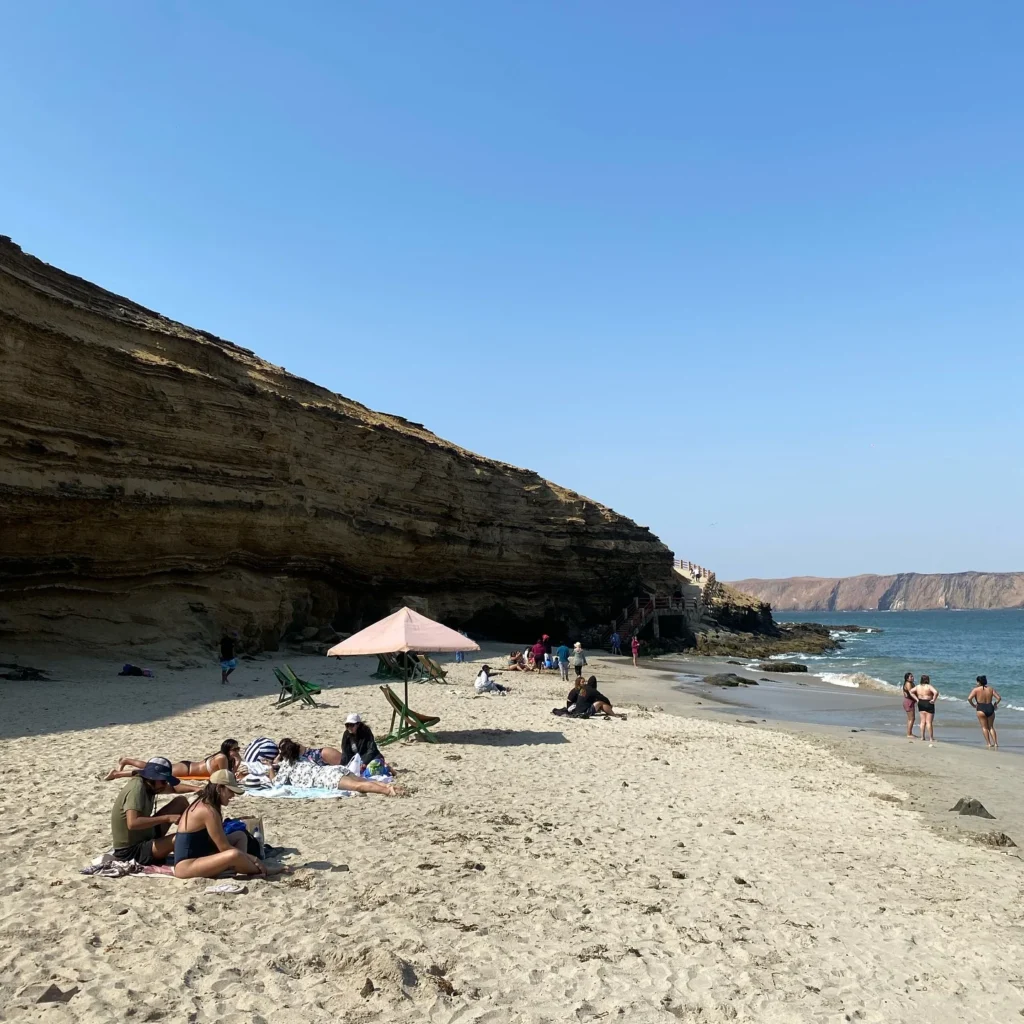 Banhistas descansando na praia de La Mina