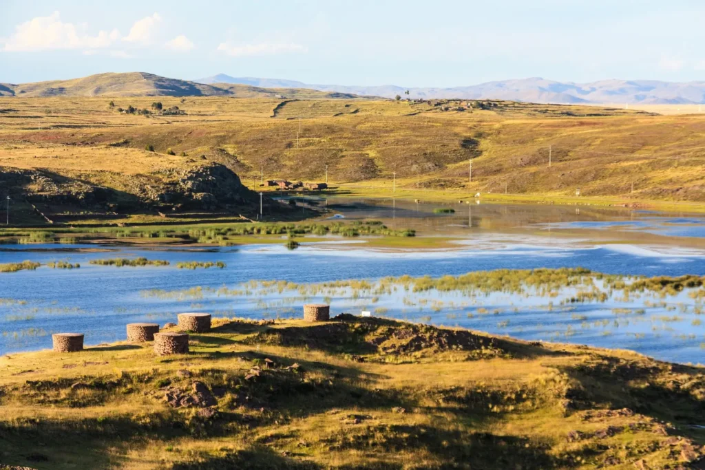 Vista deslumbrante das Chullpas e do lago próximo ao Complexo Arqueológico de Sillustani