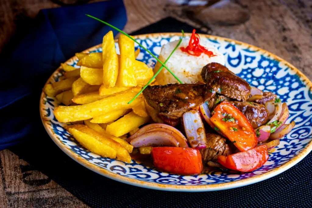 Lomo saltado plato típico de la costa peruana