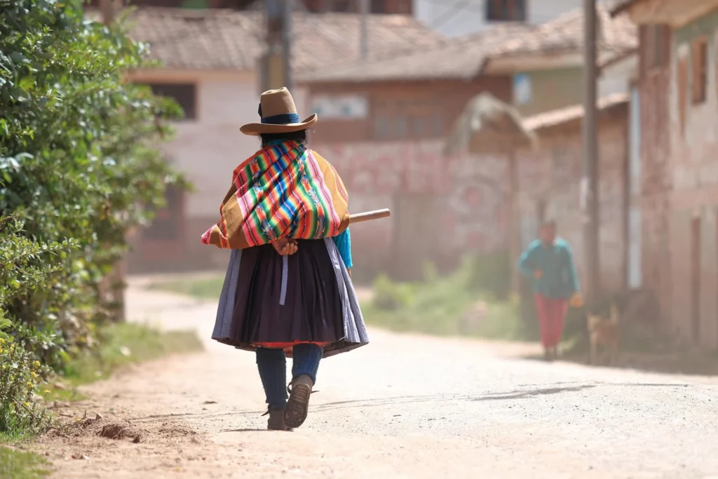 Mulher caminhando pelas ruas da cidade de Chinchero