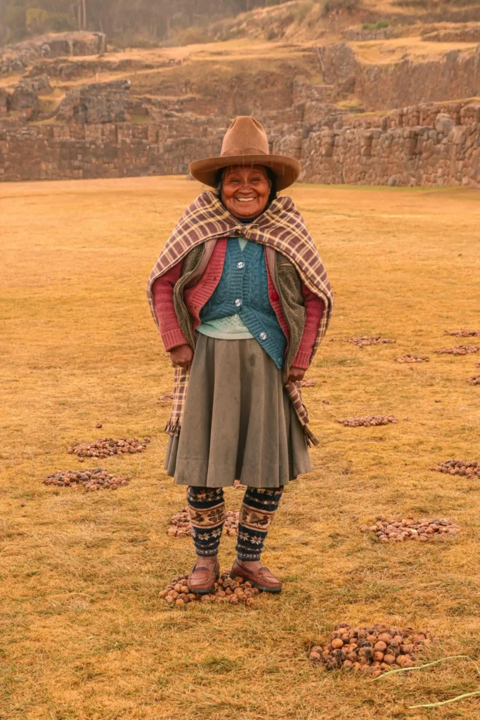 Mulher realizando o processo de desidratação da batata para obter chuño na esplanada de Chinchero