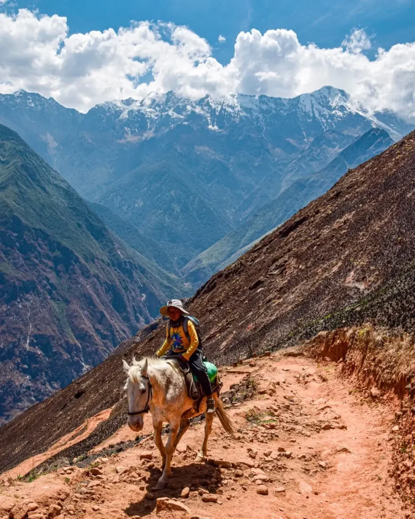 Criança cavalgando pela rota até Choquequirao