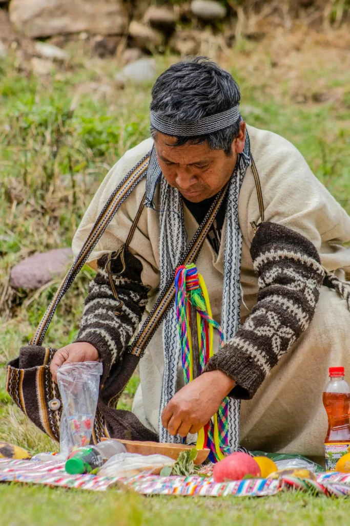 Comunero de la sierra peruana realizando un pago a la Pachamama