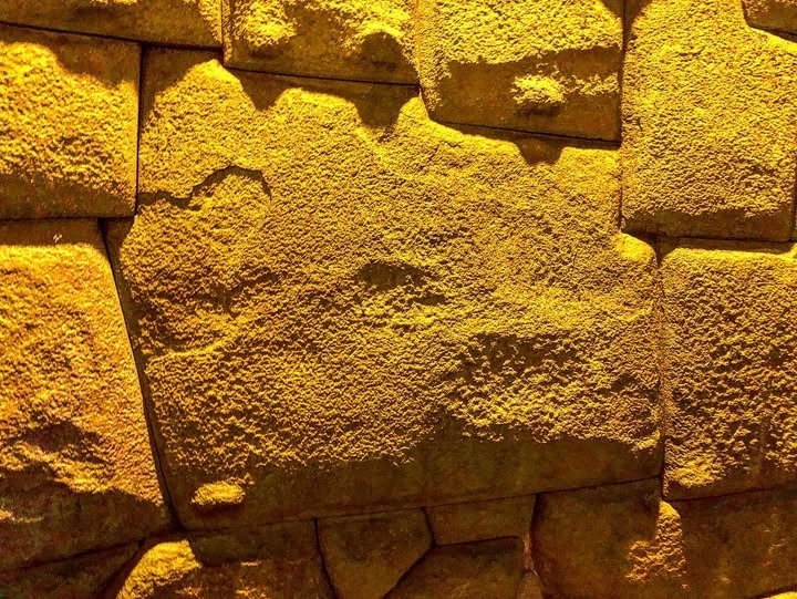 Pedra dos 12 Ângulos durante a noite na Calle Hatunrumiyoc