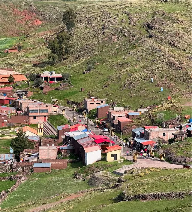 Vista deslumbrante do vilarejo próximo ao Complexo Arqueológico de Sillustani