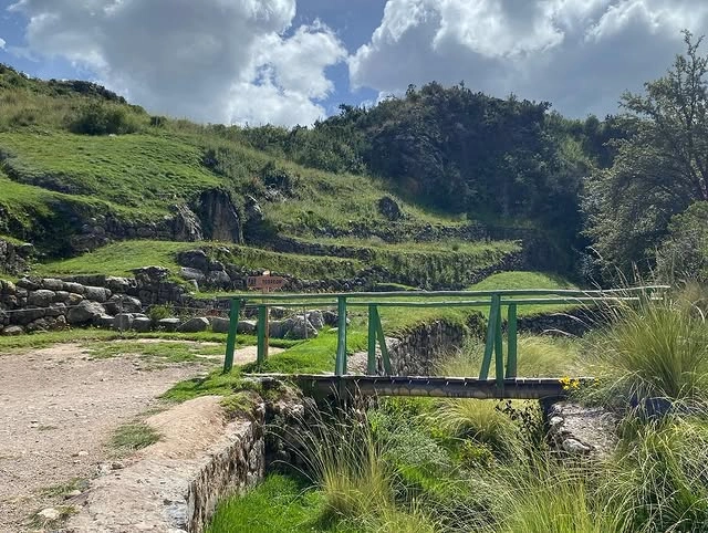 Puente sobre el rio que pasa al lado del complejo arqueológico de Tambomachay