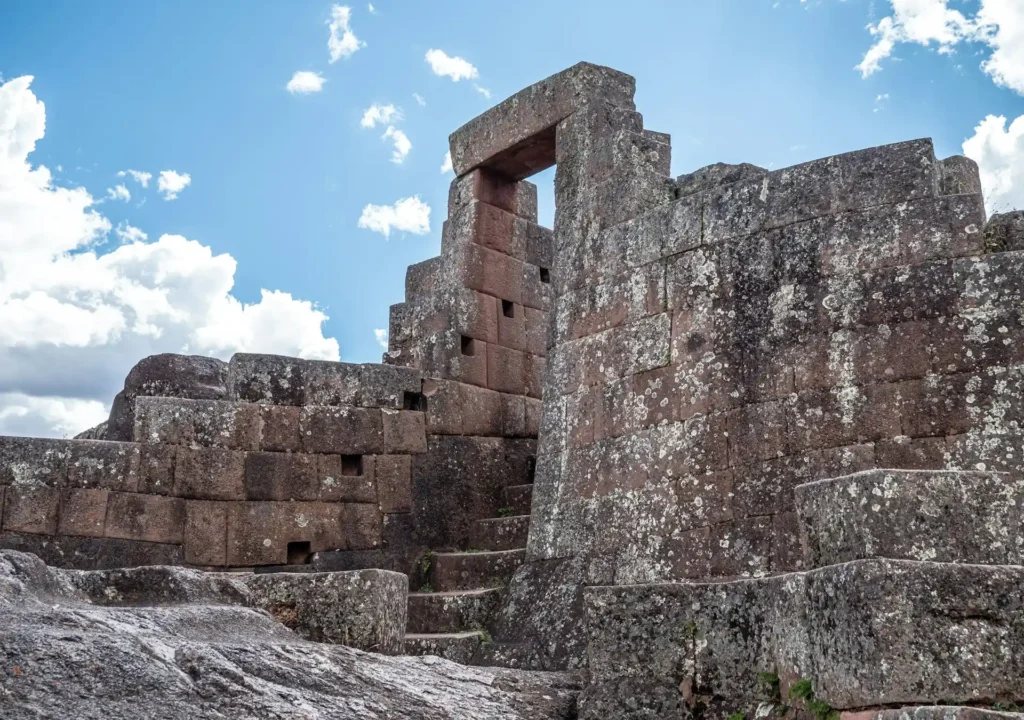 Ruinas de la puerta y el muro en el parque arqueológico de Pisac