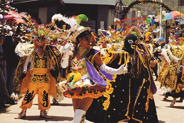 Grupo de dançarinos fazendo o percurso pelas ruas de Puno na festividade da Virgem de Candelária