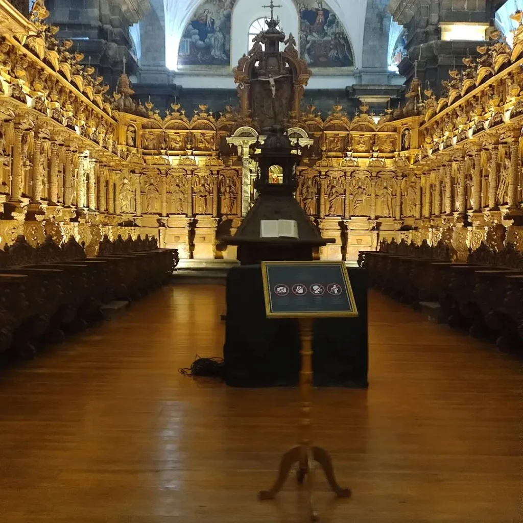 Salão do coro com belos detalhes esculpidos em madeira na Catedral de Cusco