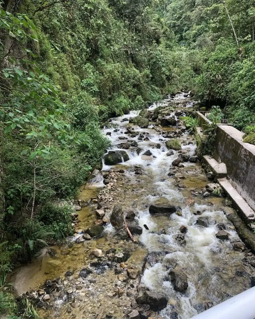 Rio de Águas Calientes, conecta os banhos termais de Machu Picchu e a vila de Águas Calientes