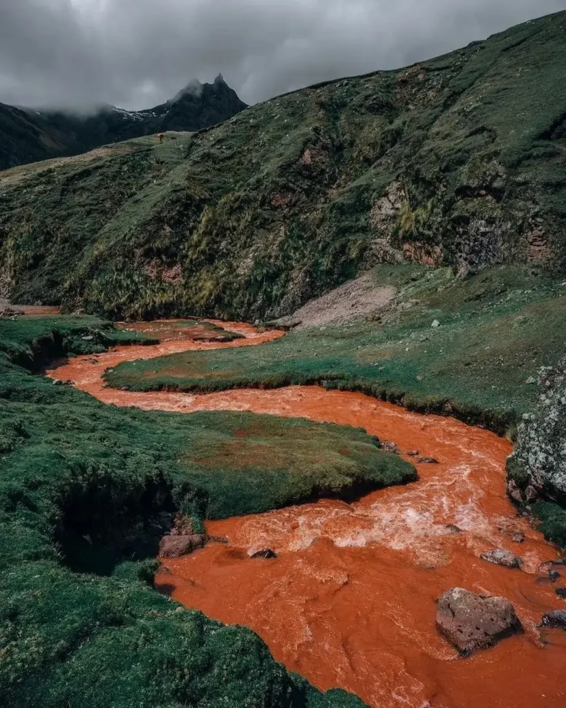 O Rio Vermelho, tingido pelos minerais arrastados na cordilheira de Palcoyo.