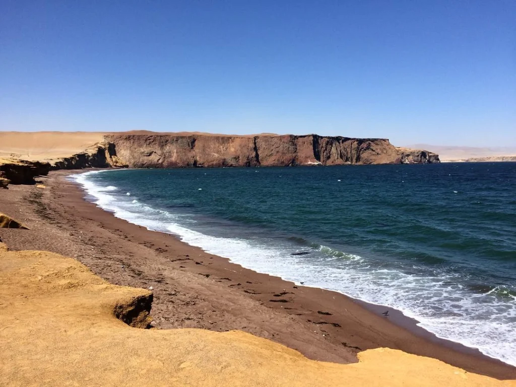 Disfruta de la hermosa playa Roja de Paracas