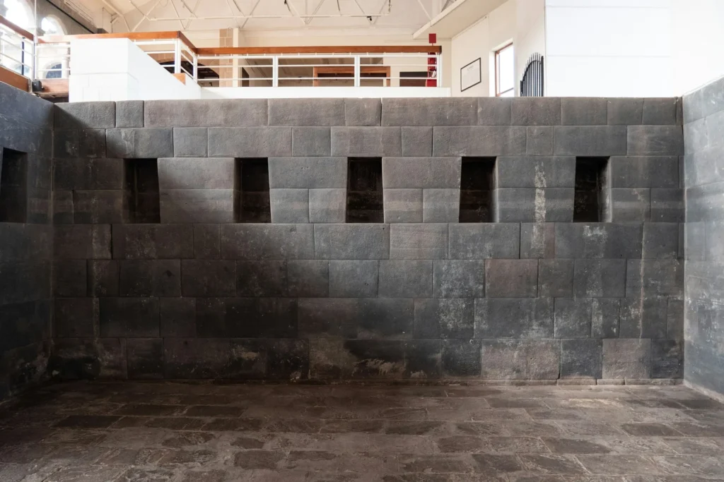 Recinto com janelas trapezoidais no templo de Coricancha