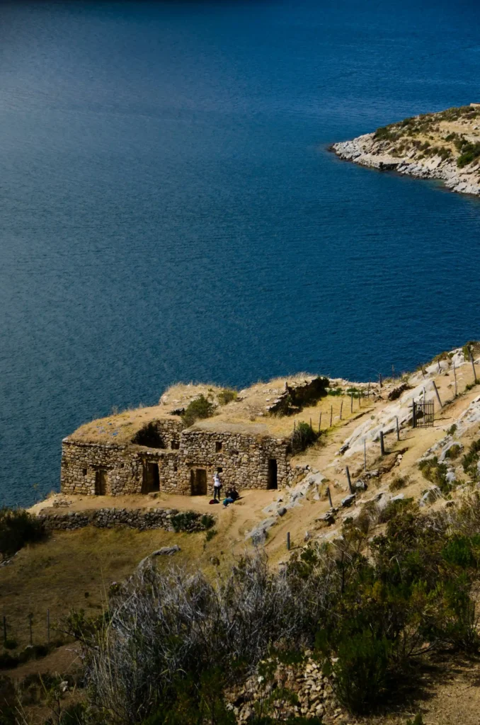 Turistas nas ruínas da Ilha do Sol no Lago Titicaca