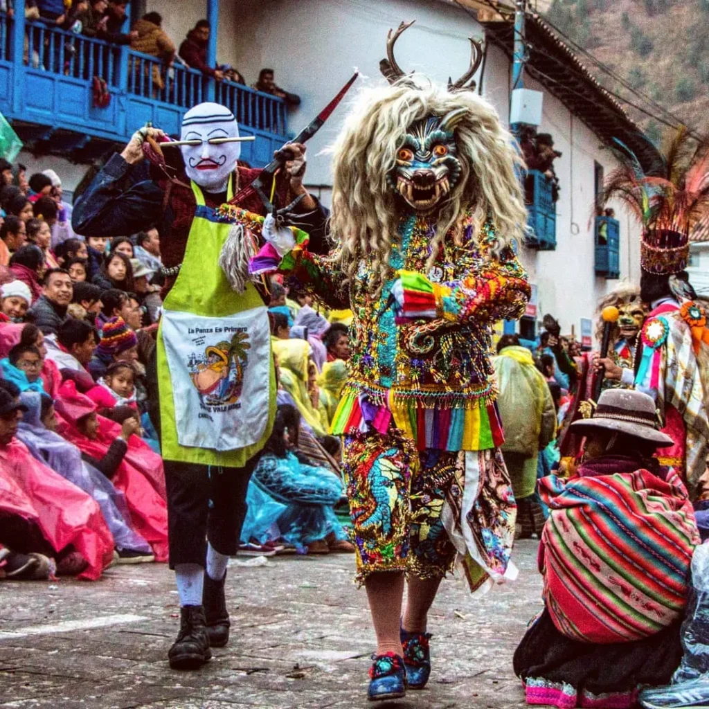 Danzantes del Saqra en la fiesta de la Virgen del Carmen