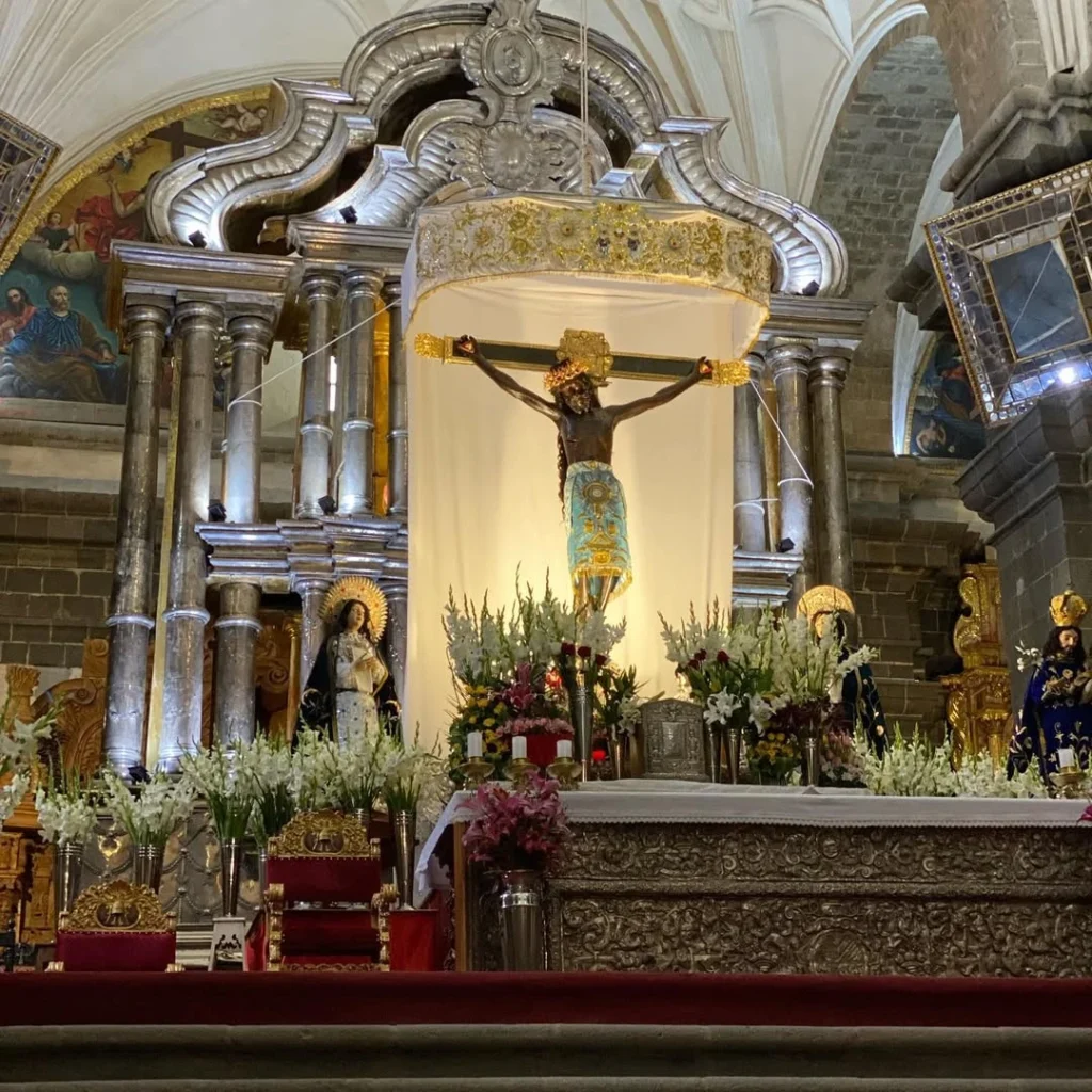 Senhor dos Terremotos no interior da Catedral de Cusco