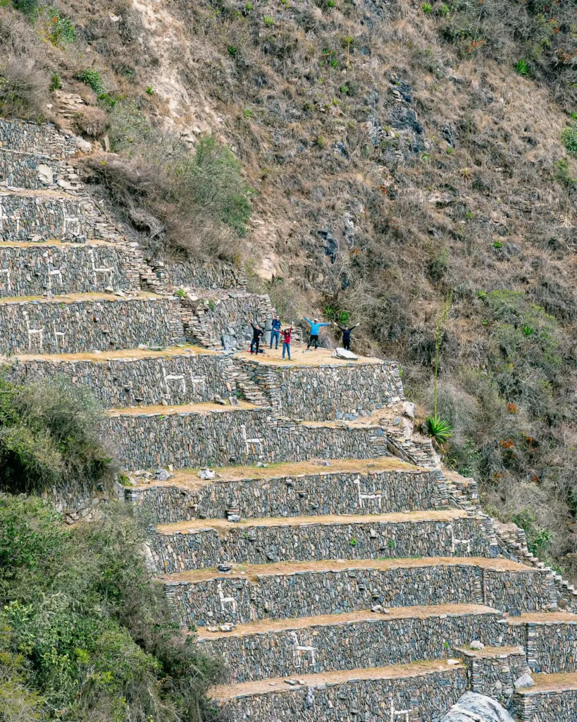 Terraços com figuras de lhamas no centro arqueológico de Choquequirao