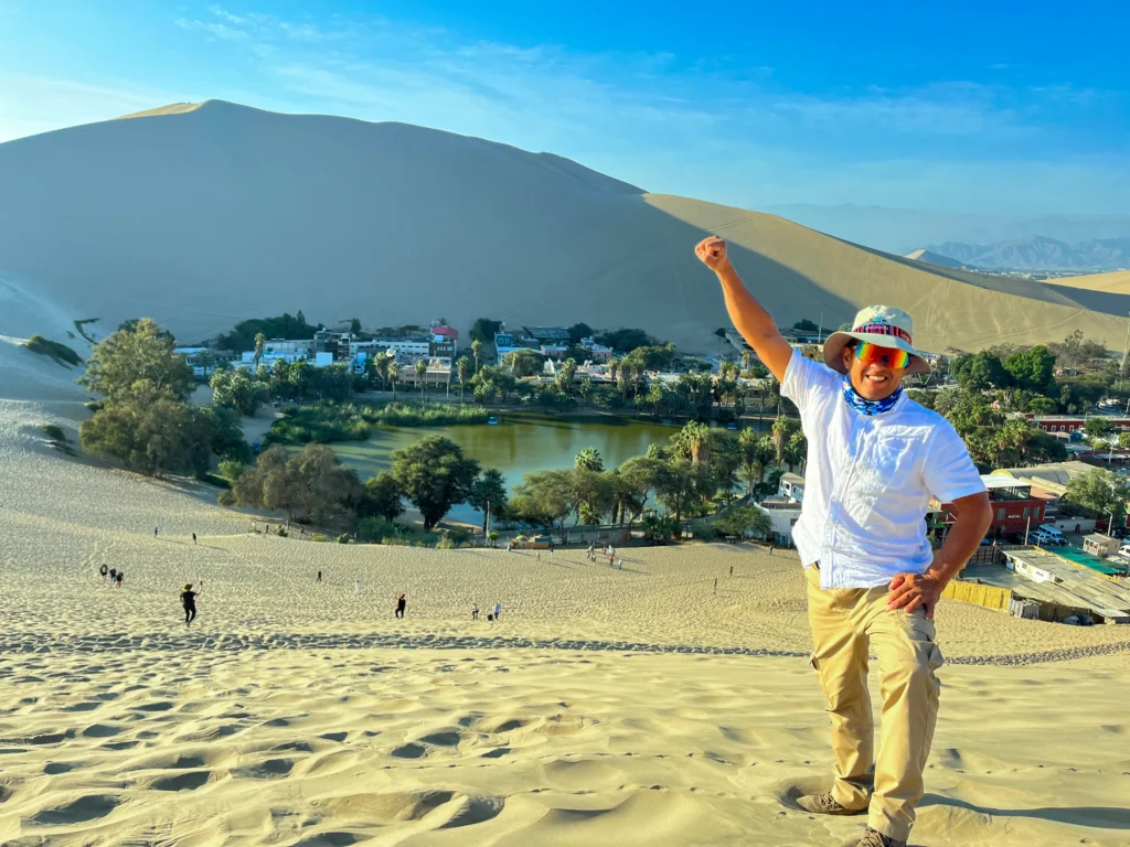 Turista com a roupa e equipamento necessário no Oasis de Huacachina