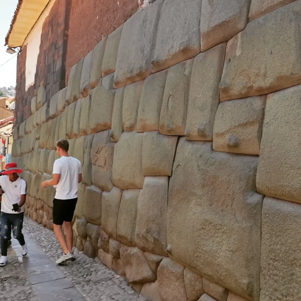 Turistas na Calle Hatunrumiyoc, onde se encontra a Pedra dos 12 Ângulos