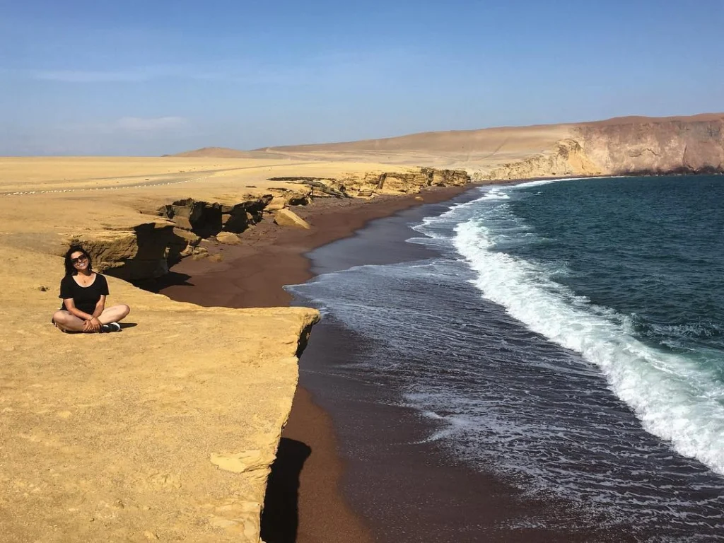 Turista disfrutando de la Playa Roja de Paracas