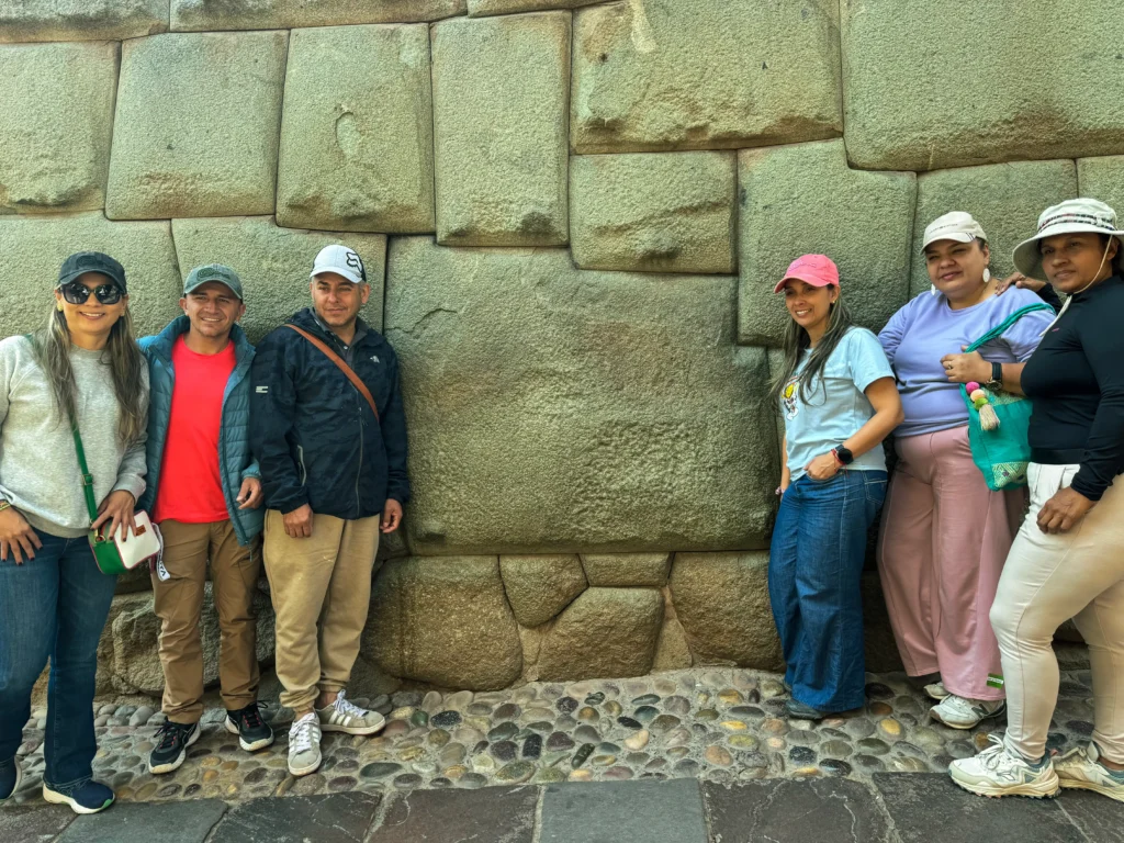 Turistas tirando foto com a Pedra dos 12 Ângulos