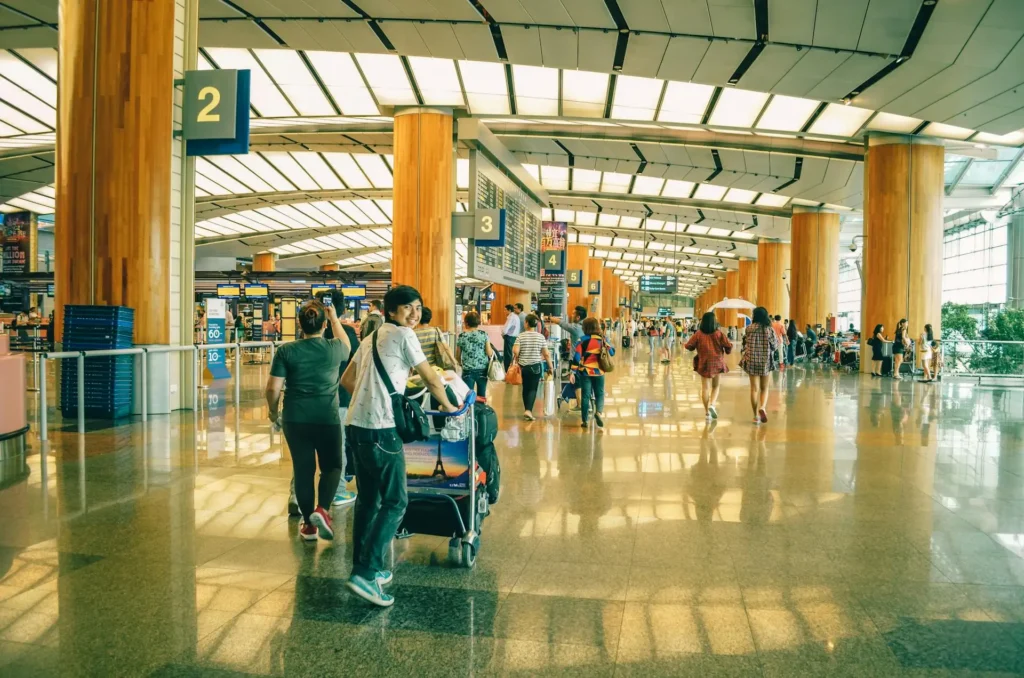 Turistas no aeroporto chegando ao seu destino