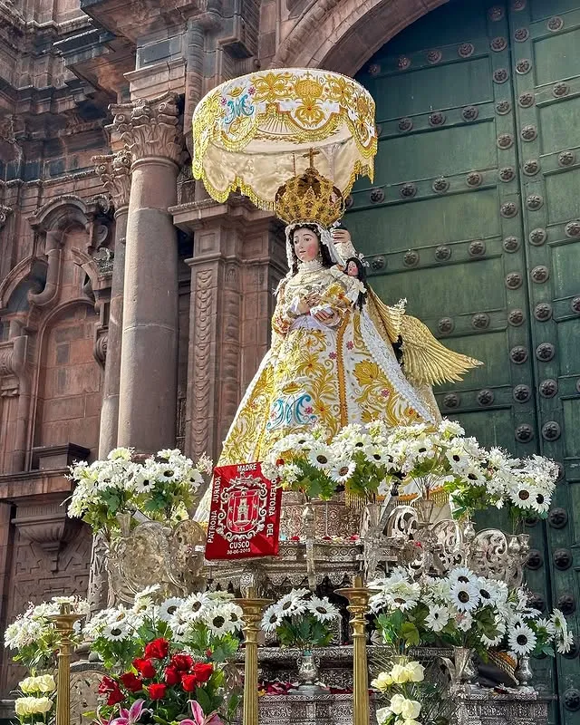 Virgen de Belén rodeada de flores frente a la iglesia en la festividad del Corpus Christi