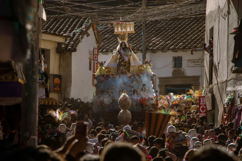 Calle de Paucartambo por donde realiza el recorrido la Virgen del Carmen