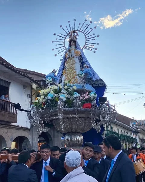 Devotos llevando en hombros a la Virgen de la Inmaculada Concepción por la festividad del Corpus Christi