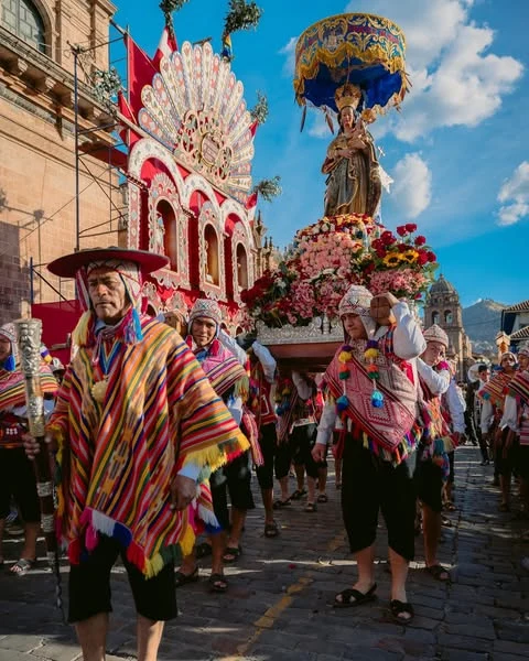 Devotos cargando a la Virgen de la Natividad por la festividad del Corpus Christi