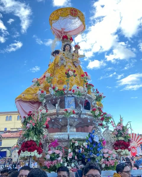 Virgen Purificada recorriendo las calles del Cusco por la festividad del Corpus Christi