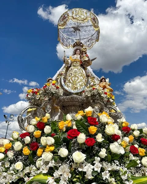 Virgen de los Remedios rodeada de flores en la festividad del Corpus Christi