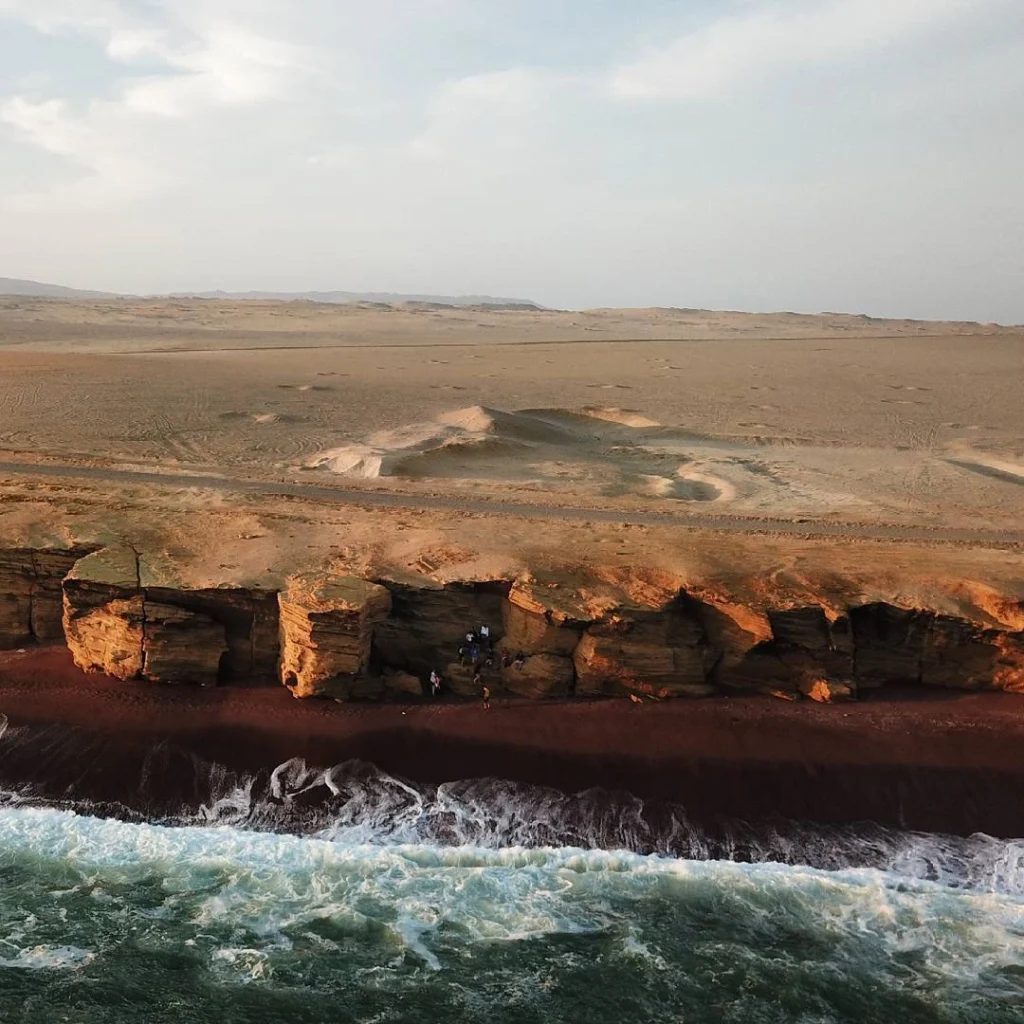 Vista aérea de la Playa Roja y el desierto de Paracas