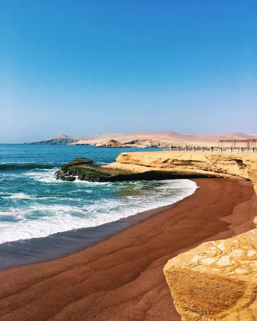 Disfruta de la Playa Roja que se encuentra en la Reserva Nacional de Paracas